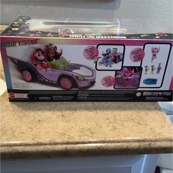 NWT MONSTER HIGH MOBIL CAR